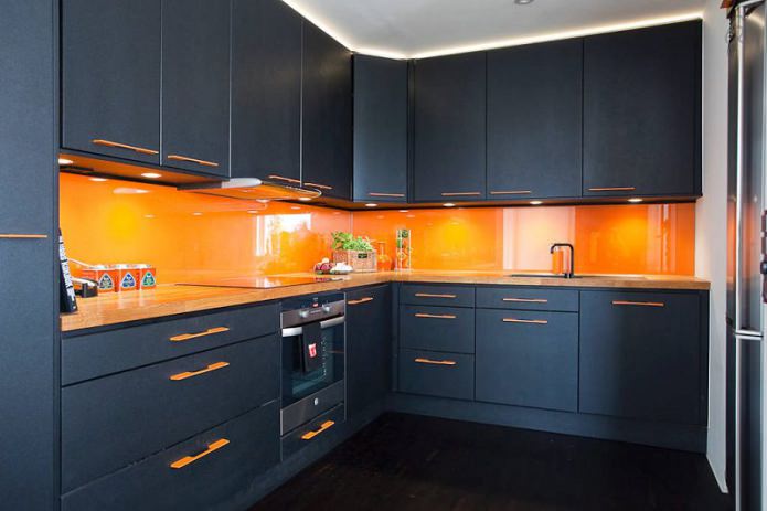 Conjunto de canto preto com avental laranja