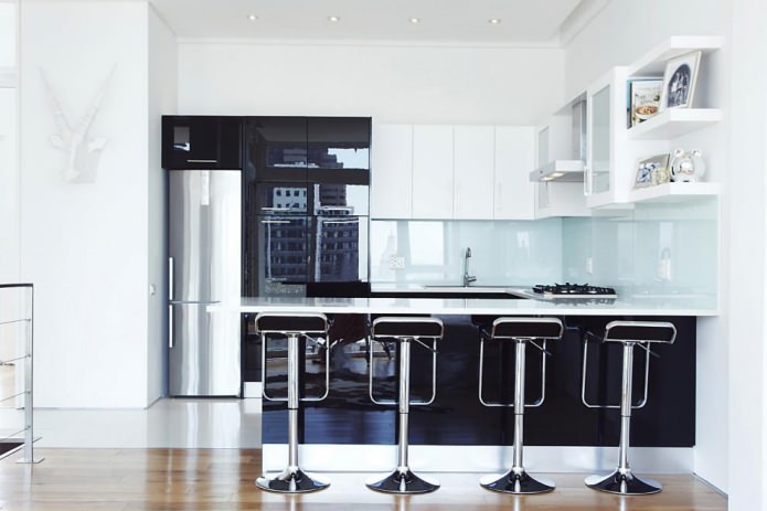 Conjunto de cozinha em preto e branco com balcão de bar