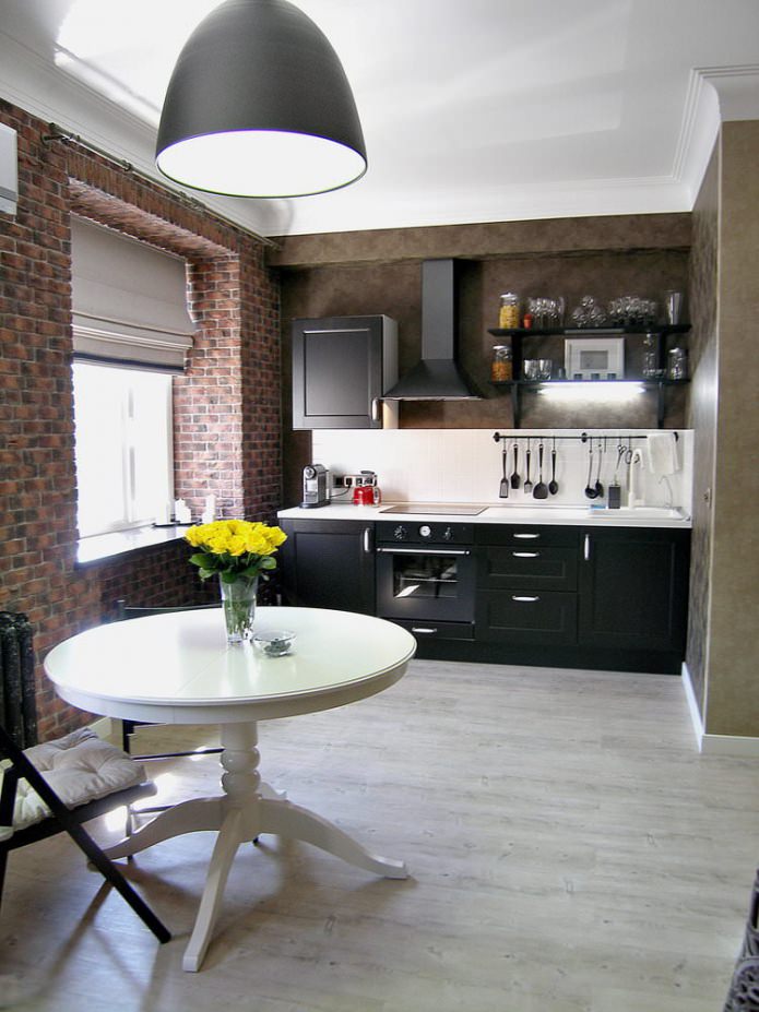 conjunto preto no interior de uma cozinha pequena