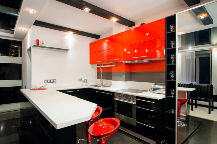 Conjunto de cozinha preto e laranja com balcão de bar