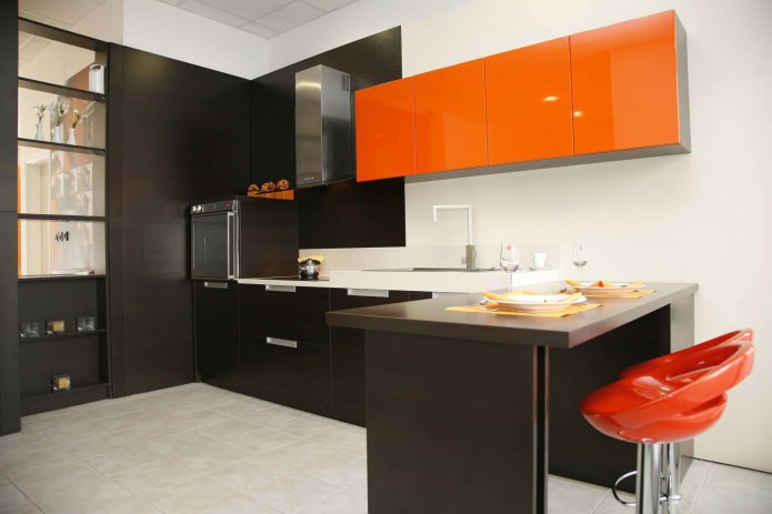 Conjunto de cozinha preto e laranja com balcão de bar