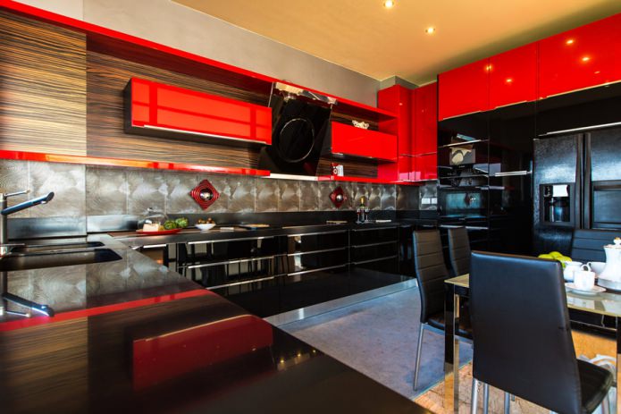 Conjunto de cozinha preto e vermelho em um interior de cozinha moderno