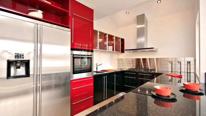 cozinha com conjunto preto e vermelho