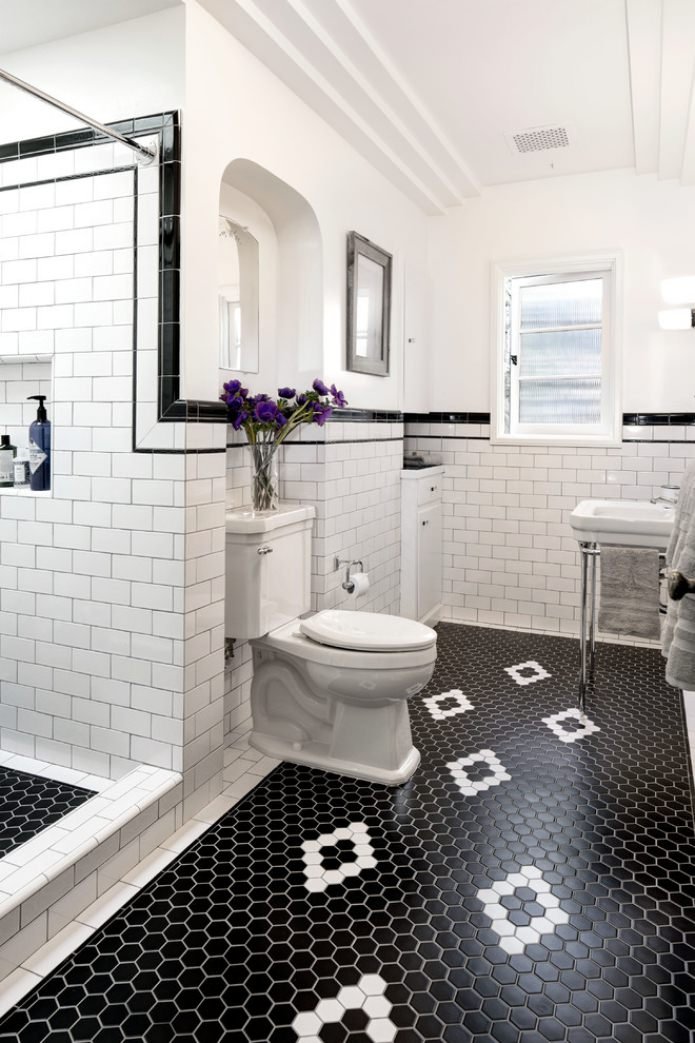 inserções brancas em azulejos pretos no chão