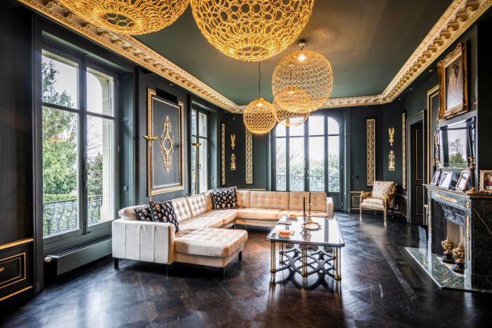 sala de estar em estilo clássico com detalhes em preto e dourado