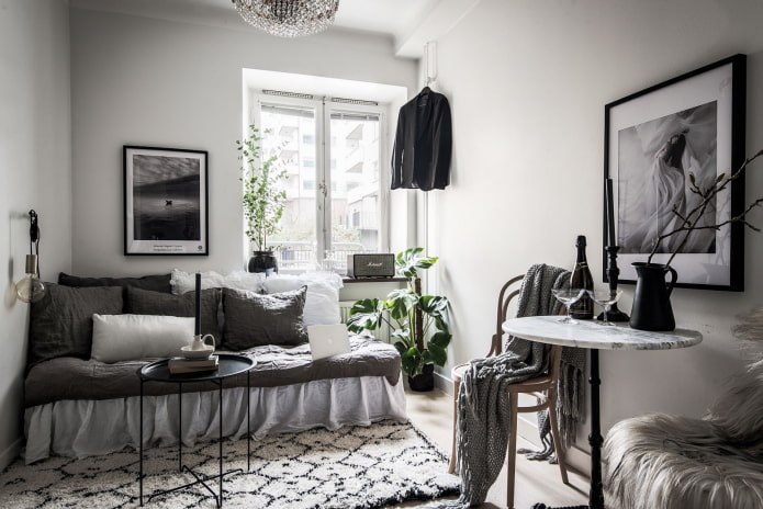 detalhes em preto em um quarto branco