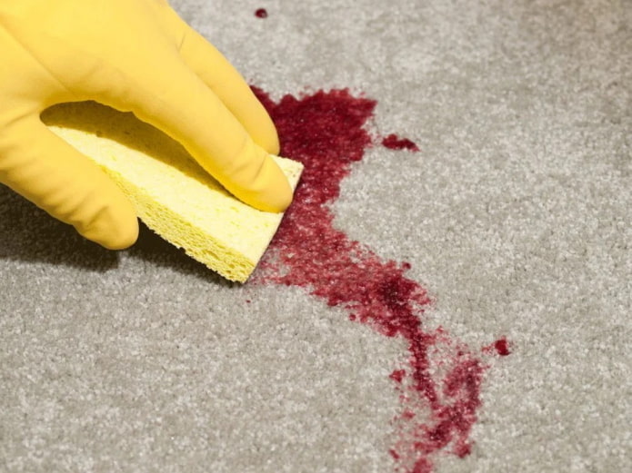 mancha de sangue no carpete