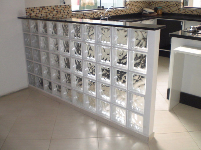 blocos de vidro transparentes na cozinha