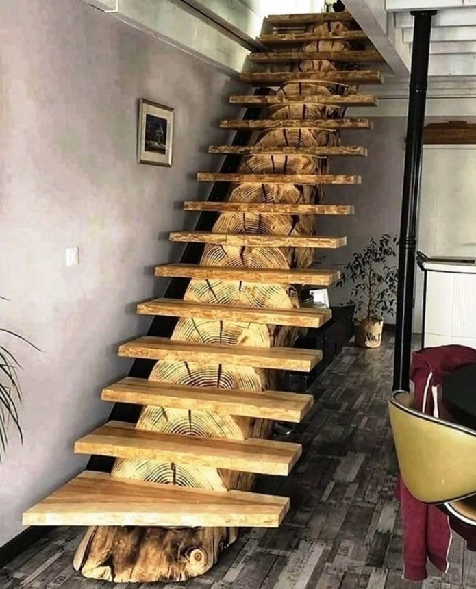 escadas feitas de cortes de serra