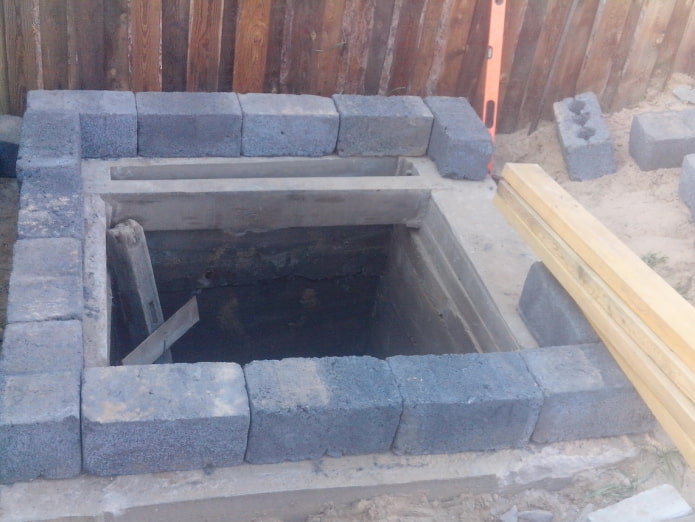 colocando blocos de concreto ao redor do perímetro do vaso sanitário
