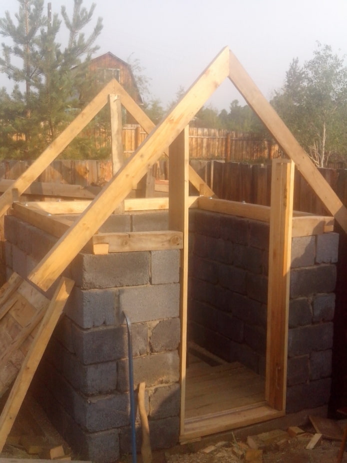 construção de um vaso sanitário com blocos de concreto