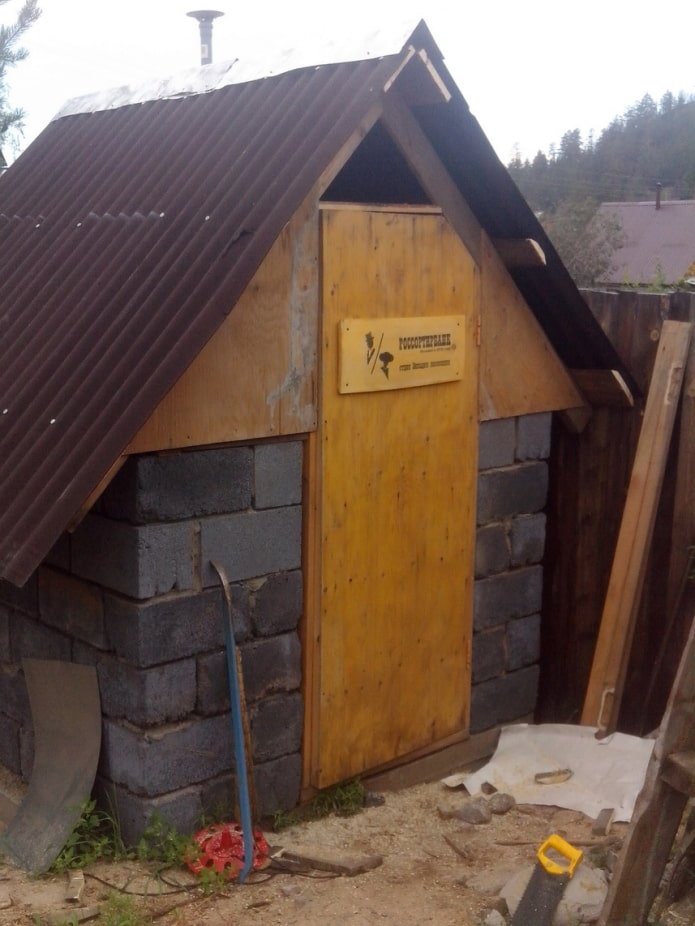 banheiro na dacha feito de blocos de concreto
