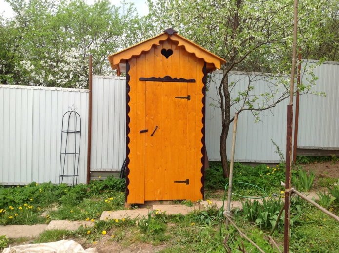 casa de banho com peças entalhadas