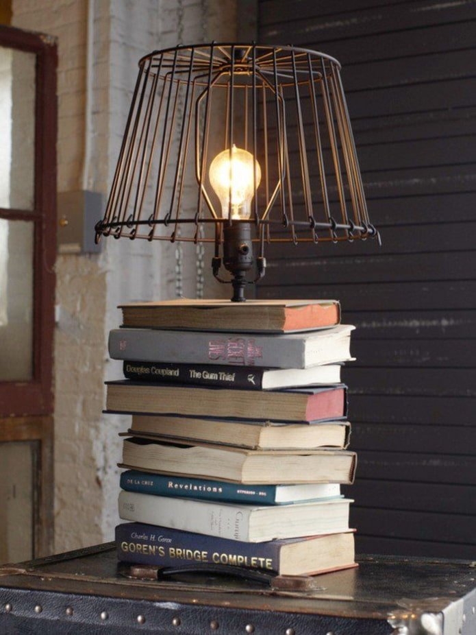 Abajur feito de livros