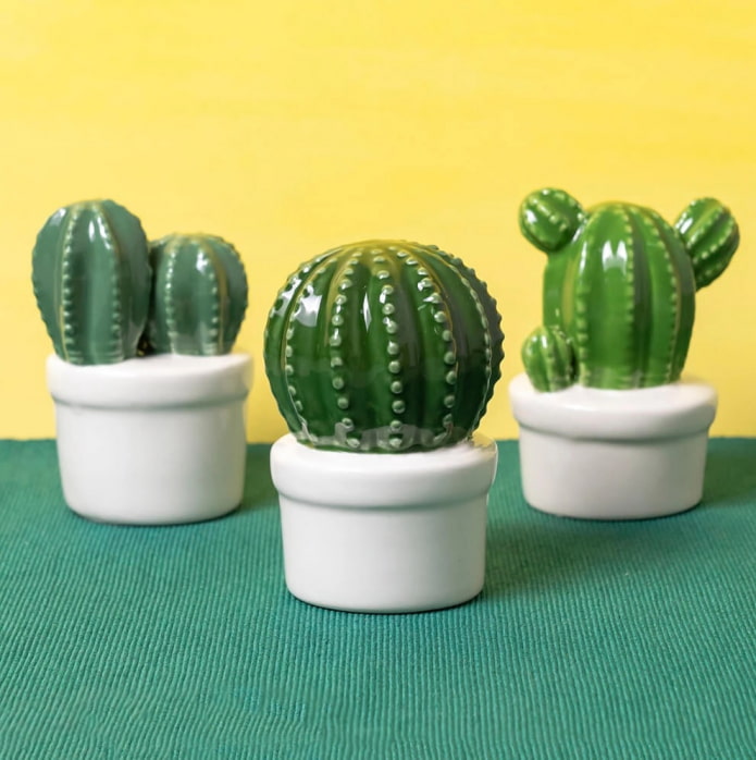 Estatuetas de cactos