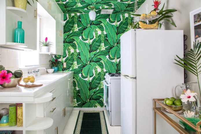 Geladeira em uma cozinha verde