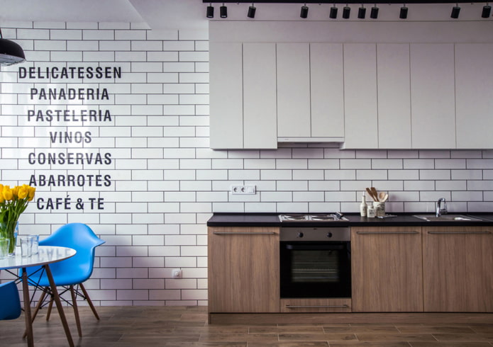 inscrições na parede do interior da cozinha