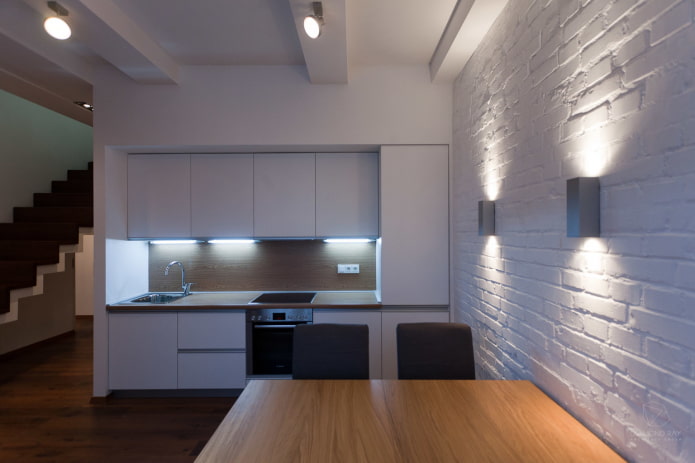 lâmpadas na parede no interior da cozinha
