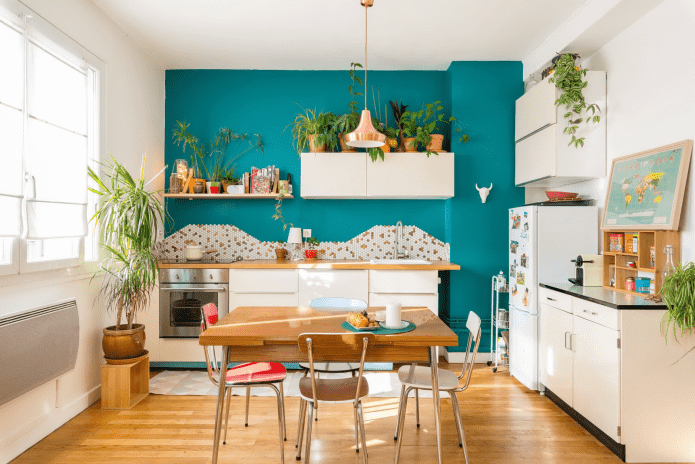 decoração de uma parede de destaque no interior da cozinha