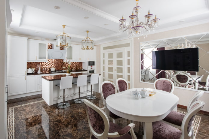 decoração de parede de cozinha em um estilo clássico