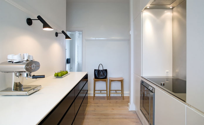 lâmpadas na parede no interior da cozinha
