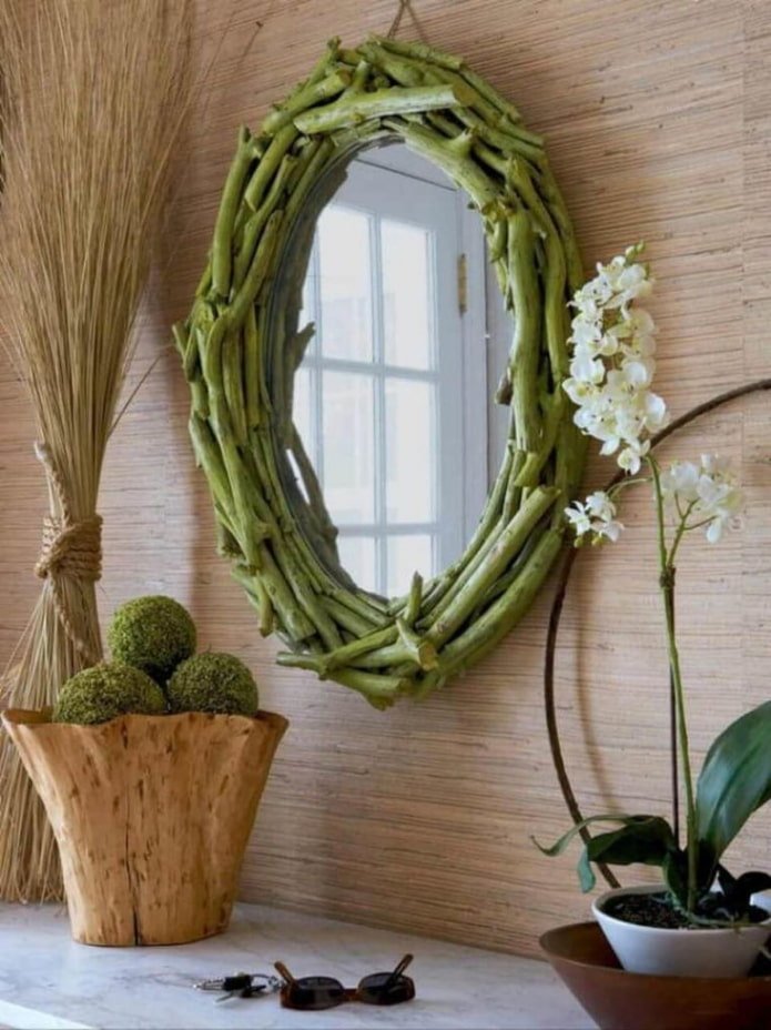 espelho decorado com galhos de árvores