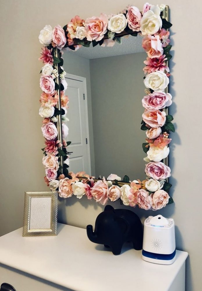 espelho decorado com flores no interior