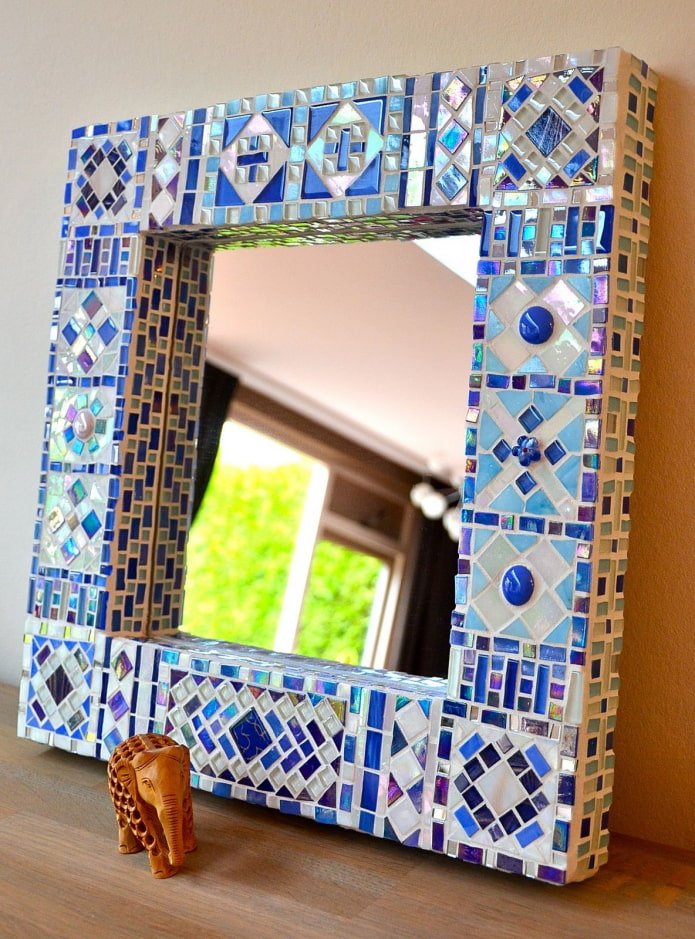 espelho em moldura de mosaico no interior
