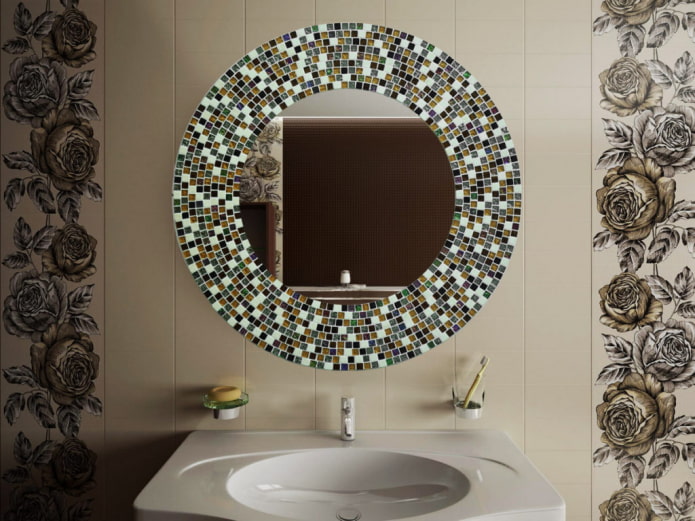 espelho em moldura de mosaico no interior
