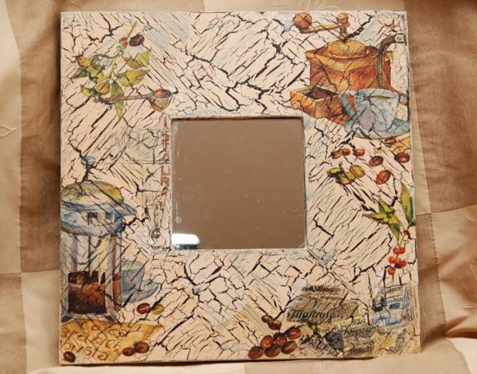 espelho em moldura usando técnica de decoupage