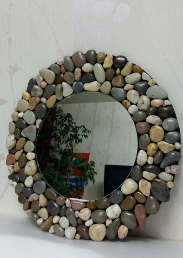 espelho decorado com pedras
