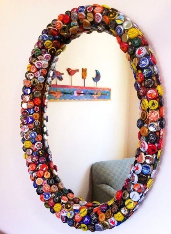 espelho decorado com rolhas