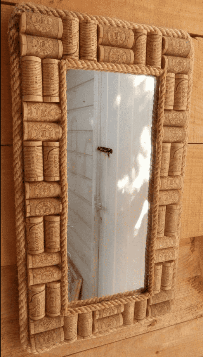 espelho decorado com rolhas