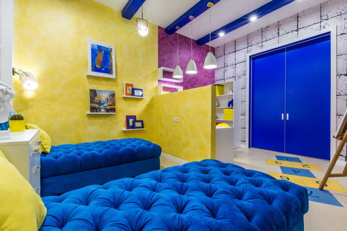 gesso amarelo no interior de um quarto infantil