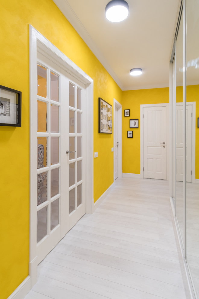gesso amarelo no interior do corredor