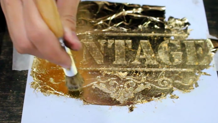 aplique tinta dourada