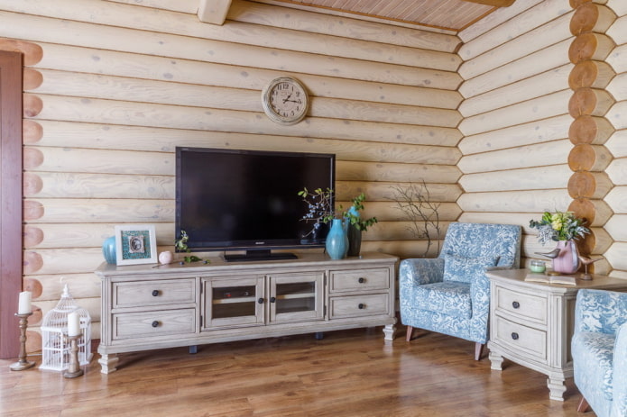 sala de estar em uma casa de madeira