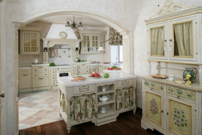 Interior em estilo provençal com arco