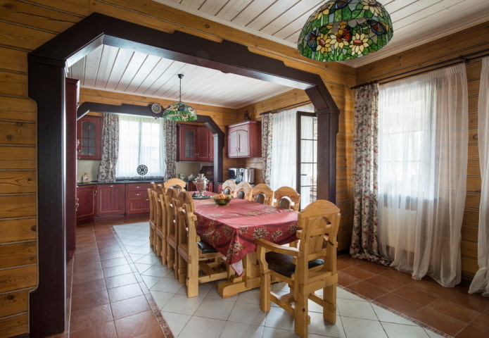 sala de estar em estilo campestre com arco trapezoidal