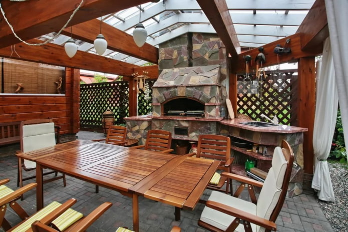 mesa de madeira no gazebo