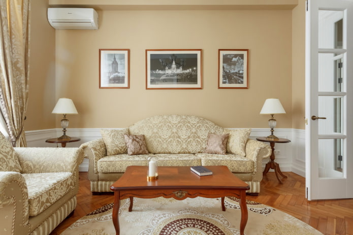mesa de madeira no interior em estilo clássico