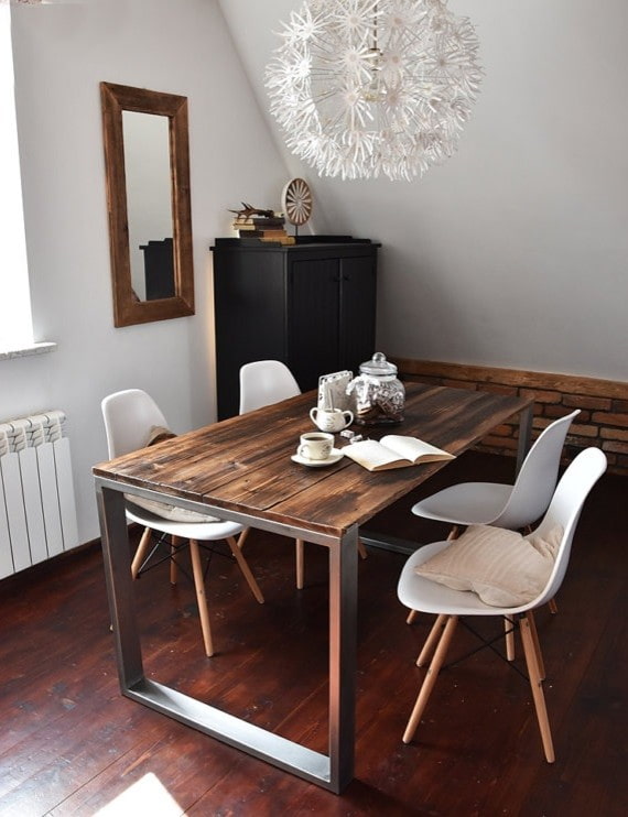 mesa feita de tábuas no interior
