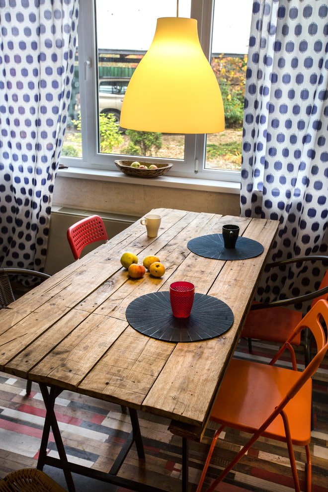 mesa de tábuas no interior