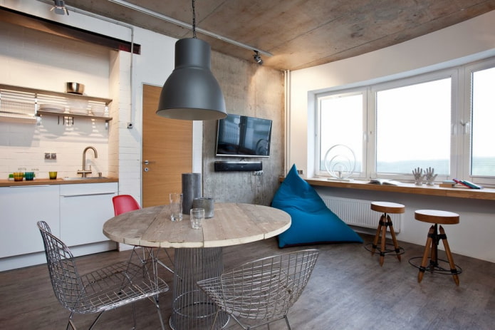 mesa de madeira no interior em estilo loft
