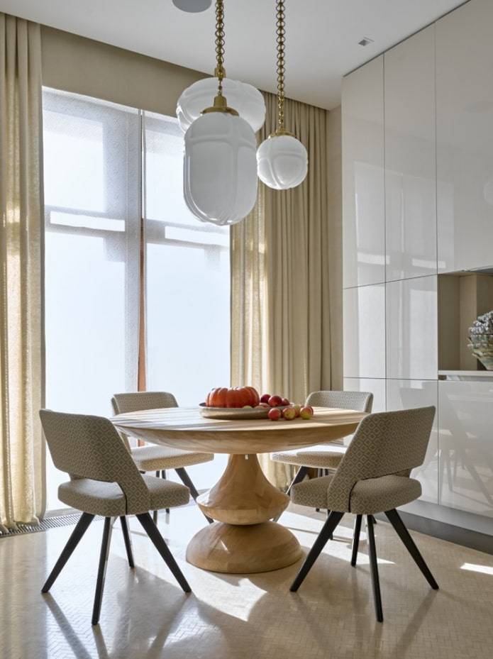 mesa de madeira com uma perna no interior