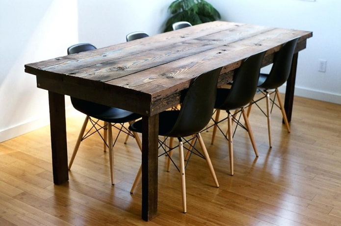 mesa de madeira carbonizada no interior