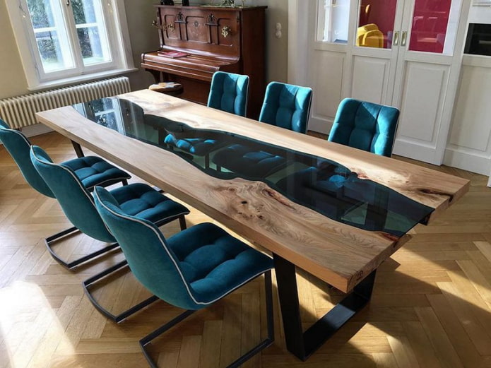 mesa com resina epóxi no interior