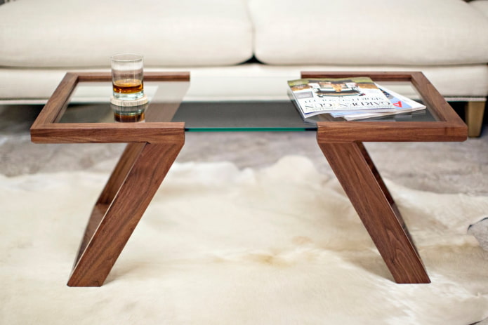 mesa de madeira com inserções de vidro no interior