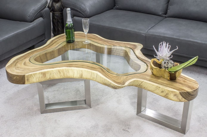 mesa de madeira com inserções de vidro no interior