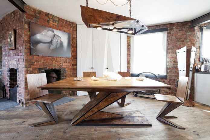mesa de madeira no interior em estilo loft